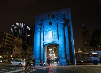 Iluminación de la Puerta de la Ciudadela en el marco del Día Internacional de la Lengua de Señas Uruguaya