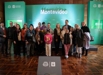 Firma de título de propiedad tras regularización del asentamiento Santa María de Piedras