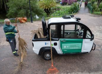 Trabajos de limpieza con motocarro eléctrico en el parque Rodó