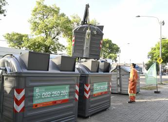 Presentación de contenedores metálicos para residuos mezclados en el barrio La Teja.