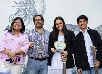 Mauricio Zunino (i) y María Inés Obaldía en la premiación a Faustina Diego Urbin en la Semana Criolla 2024