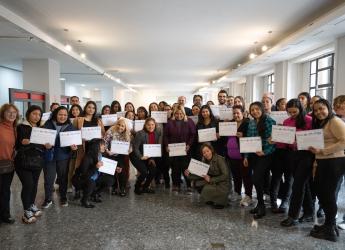 Intendente Mauricio Zunino, entrega certificados de los cursos de capacitación dirigido a Personas Migrantes y Refugiadas