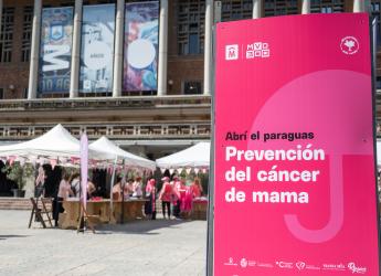 Jornada de prevención del cáncer de mama en la explanada de la Intendencia de Montevideo