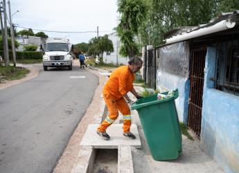 Servicio de recolección de residuos puerta a puerta en barrio Bajo Valencia