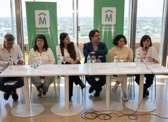 Conferencia de prensa por nuevo beneficio de estacionamiento el Día del centro