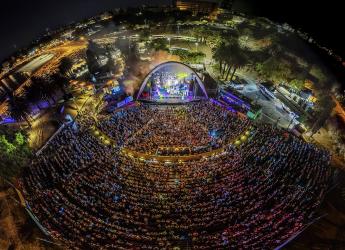 Vista aérea durante la actuación de los parodistas Zíngaros. Liguilla del Concurso Oficial de Carnaval 2023. Teatro de Verano. 22 de febrero de 2023