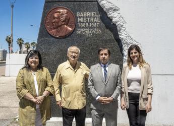 Colocación Medallón Gabriela Mistral