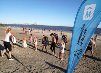 Clase de fitness en la playa del Cerro