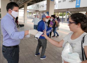 Entrega de tapabocas a usuarios del transporte público. 