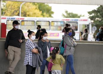Entrega de tapabocas a usuarios del transporte público. 