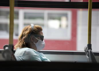 Entrega de tapabocas a usuarios del transporte público. 