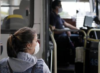 Entrega de tapabocas a usuarios del transporte público. 
