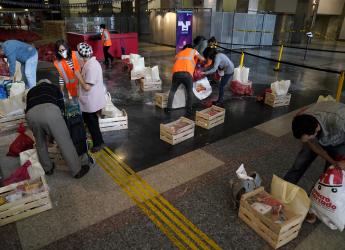 Entrega de canastas alimentarias en el atrio de la IM