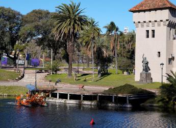Limpieza del lago del Parque Rodó 