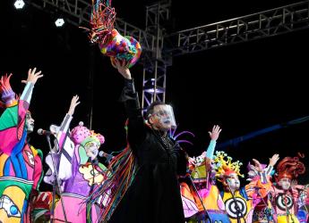Murga Agarrate Catalina en el escenario del Desfile Inaugural del Carnaval 2022
