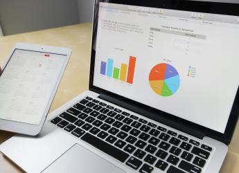 Persona analizando datos en una computadora