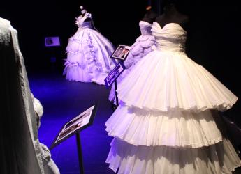 Vestuarios femeninos del Barroco confeccionados en papel sulfito por estudiantes del curso de "Diseño Teatral Integrado III" de la Carrera de Diseño Teatral de la EMAD
