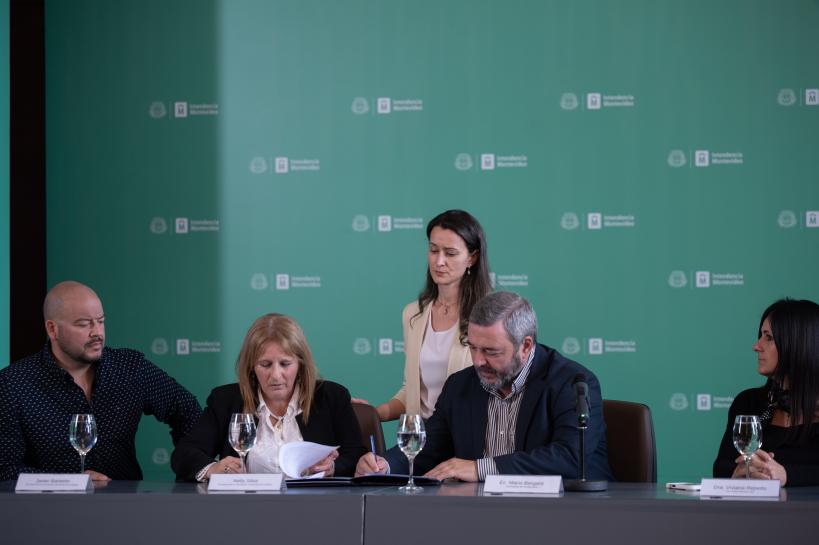  Intendente Mario Bergara, firma convenio con la Asociación de 