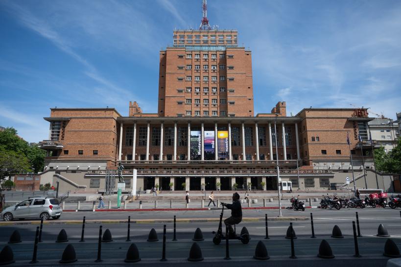  Fachada de la Intendencia de Montevideo