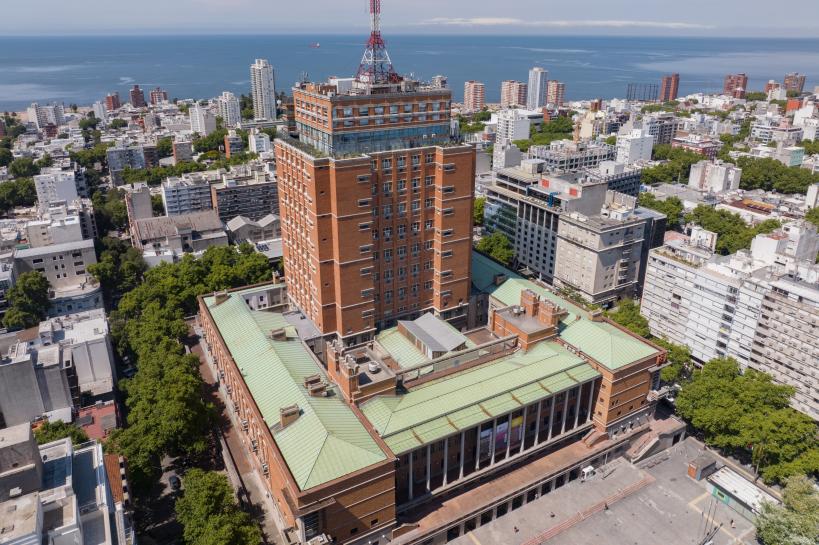 Vista aérea de la fachada de la Intendencia de Montevideo