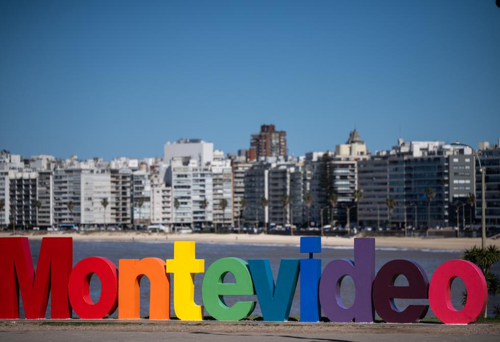 Intervención en cartel Montevideo en el marco del Mes de la Div