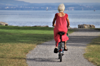 Persona mayor andando en bicicleta
